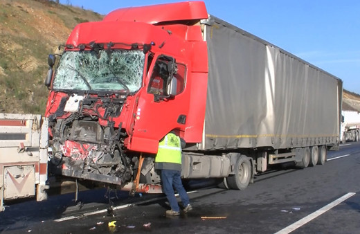 İstanbul'da TIR yolcu otobüse arkadan çarptı: Yaralılar var