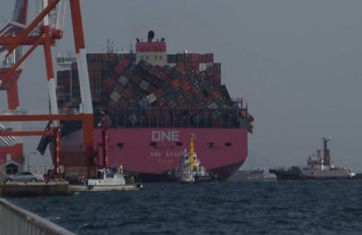 Tarihin en büyük kaybı! Japonya'ya giden kargo gemisindeki 2 bin konteyner devrildi