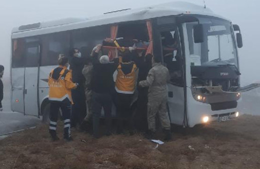 Konya'da askeri servis aracı TIR'la çarpıştı: 10 yaralı