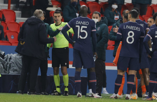 PSG - Başakşehir maçında Webo'ya ırkçılık yapan hakemin eski skandalları ortaya çıktı