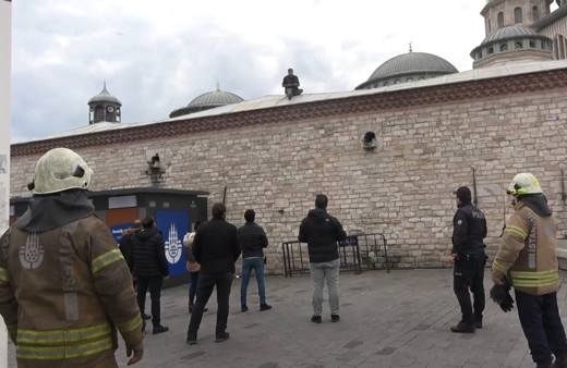 İstanbul Taksim'de cami duvarına çıkan kişi jiletle kendisine zarar verdi