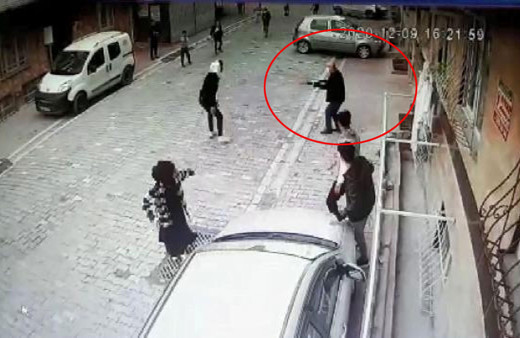 Esenyurt’ta çocukların top oynamasına sinirlendi! Pompalı tüfekle dehşet saçtı