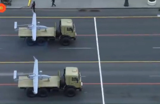 Bakü'de zafer kutlamalarına damga vurdu SİHA'lar geçerken Azerbaycanlı spiker böyle coştu