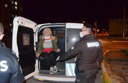 Aksaray'da kısıtlamada parkta yakalandı! Alkollü kadın 'annem kovdu' dedi