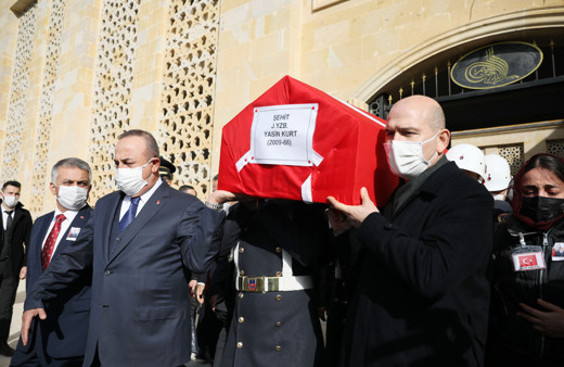 Tabutu 2 bakan omuzladı! Antalya'da şehit yüzbaşı son yolculuğuna uğurlandı