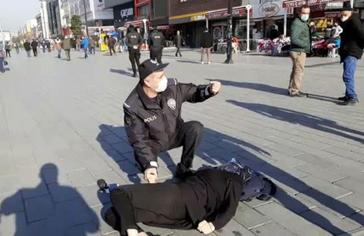 Esenyurt'ta yoldan geçen herkes ‘akıl verdi’ polis tepki gösterdi