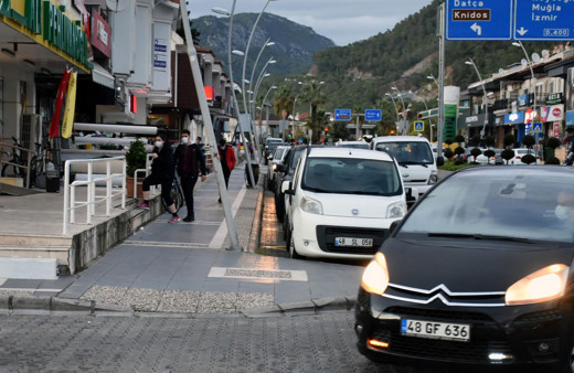 Marmaris'te halk tedirgin önceden tek tük görülüyordu şimdi sürüler halinde geliyorlar