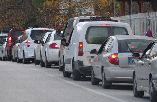 Bursa'da kısıtlama öncesi ilginç görüntüler: Uludağ'dan gelen su kuyruk oluşturdu