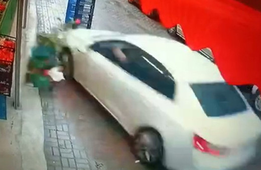 Küçükçekmece'de feci kaza! Sürücü markete daldı o anlar kamerada