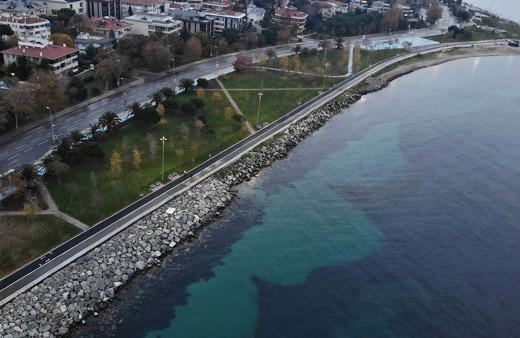 İstanbul Caddebostan sahilinde korkutan görüntü! Deniz kızıla boyandı