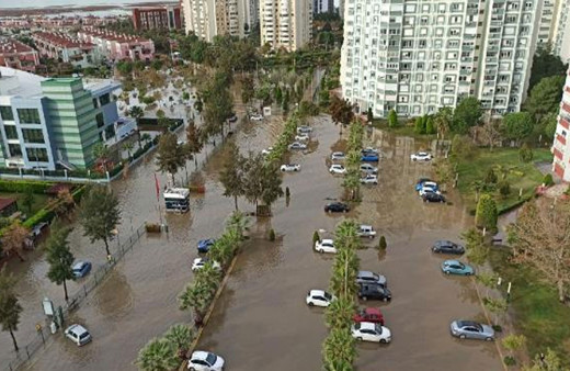 İzmir'de yağışın ardından deniz taştı! 2 kişinin cansız bedenine ulaşıldı