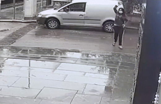 Antalya’da çılgına dönen kadın ortalığı birbirine kattı