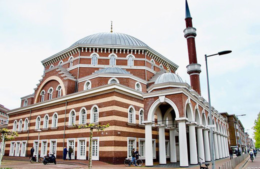 Hollanda'da bulunan camiye alçakça saldırı!
