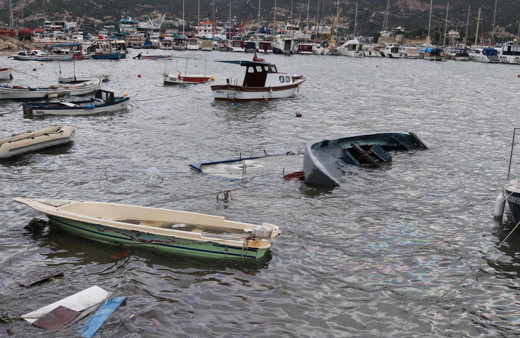 İzmir'de etkili olan fırtına Foça'da limanı vurdu! Sahilde sağlam tekne kalmadı