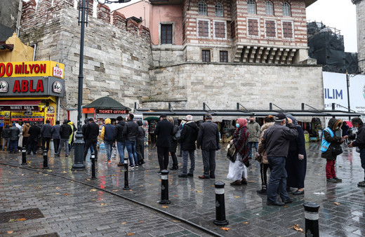 Yılbaşı bileti almak isteyenler soluğu Nimet Abla Gişesi'nde aldı! Kuyruğun ucu gözükmedi