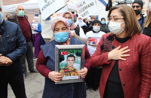 Gaziantep Büyükşehir Belediye Başkanı Şahin evlat nöbetindeki aileleri ziyaret etti