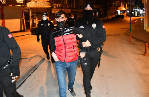 Aksaray'da kısıtlamaya uymayanlar bir de alay etti: Zeki Müren de izleyecek mi?