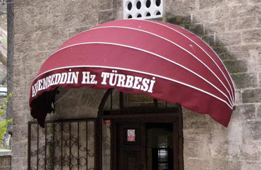 Bolu'da türbeye Fransız tarzı tente takılmasına tepki! Başkan Ahmet Çankaya'dan açıklama geldi