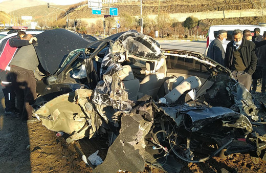 Bitlis'te freni patlayan TIR dehşeti! Otomobili hurdaya çevirdi