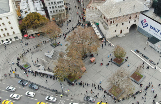 Eminönü'nde ucu bucağı olmayan kuyruk! Milli Piyango bileti için ünlü gişeye akın var