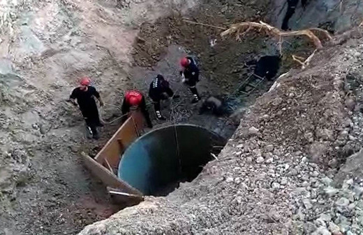 Adana'da kuyu 2 kişi toprak altında kaldı