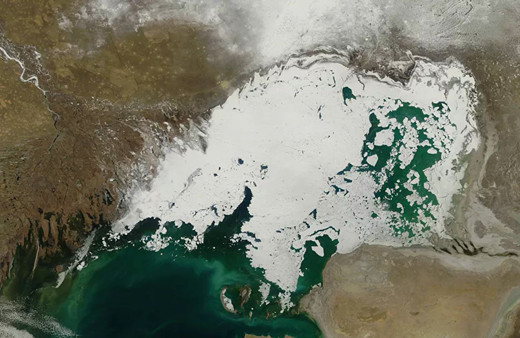 Hazar Denizi'nde sıra dışı kalınlıkta buz oluştu