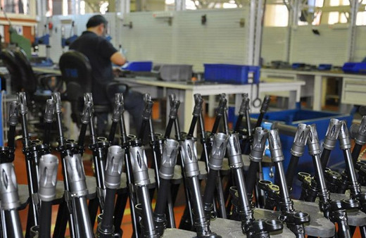 Yabancı askerler, Kara Kuvvetleri'nin Piyade Tüfeği'ni inceledi