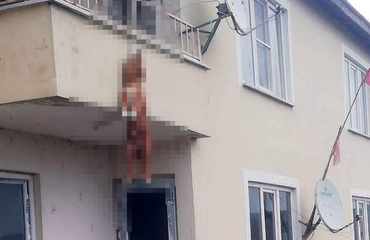 Edirne'de balkona bağlanan köpek ipe asılı halde ölü bulundu