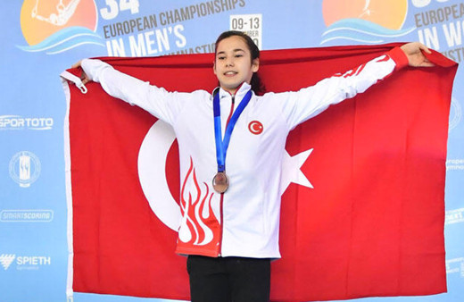 Derin Tanrıyaşükür asimetrik paralel aletinde bronz madalya kazandı