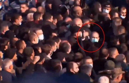 Ermenistan Başbakanı Paşinyan'a şemsiyeli koruma