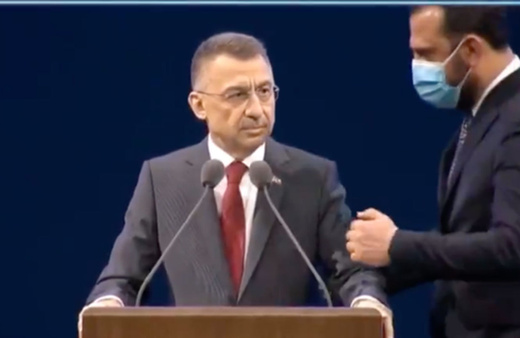 Cumhurbaşkanı Yardımcısı Fuat Oktay konuşurken fenalaştı! Programa ara verildi