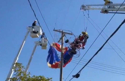 ABD'de Noel Baba elektrik tellerine takıldı! O anlar görenleri şaşırttı