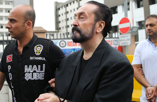 Adnan Oktar'dan cinsel istismar sorusuna dikkat çeken yanıt! Dekolteli mini etekli namaz yorumu olay