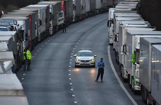 Mutasyon paniği Manş Tüneli'ni vurdu! İngiltere'de binlerce TIR Fransa'ya geçmeyi bekliyor