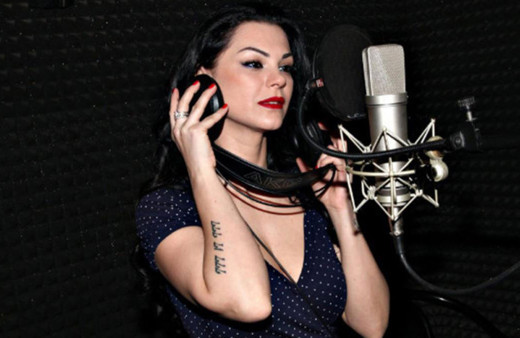 Nez savcılığa koştu! Kanlı gelinlikle video çekip boğaz kesme hareketi yapıyordu