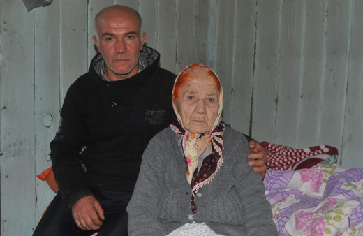 Samsun'da anne-oğlun dramı yürek burkuyor: Tek başına aç susuz