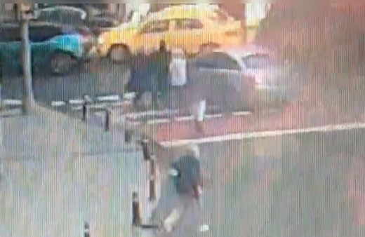 Şişli'de turist aileyi döve döve kapkaç yaptılar! Dehşet anları kameraya yakalandı