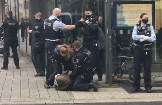 Almanya’da başörtülü kadına polis şiddeti kamerada! Tepki görünce serbest bıraktılar