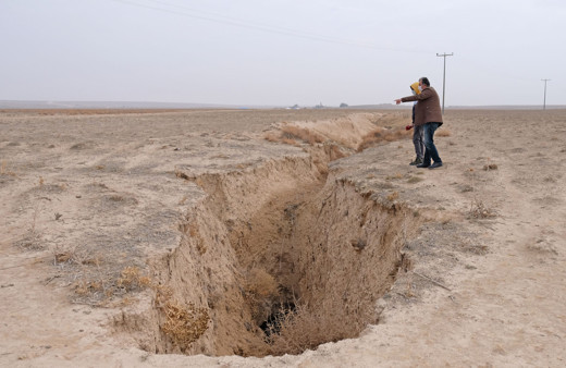 Konya'da üzerinden yol geçen obruk ürküttü! 630 metre çapında ve uydudan görülüyor