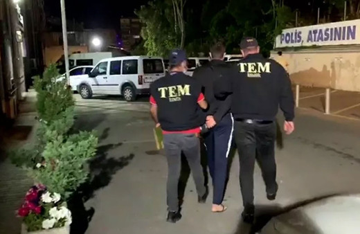 Denizli'de eğlence mekanını yağmalayan 11 şüpheli çok sayıda silahla yakalandı