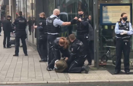 Almanya’da başörtülü kadına karşı polis şiddeti