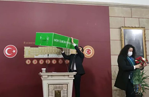 TBMM'de ilginç tabutlu basın toplantısı! koronavirüse dikkat çekmek için yaptı