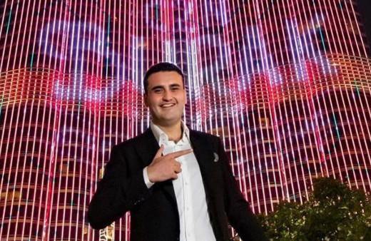 Dubai'de dünyanın en uzun binasında CZN Burak'ın fotoğrafı yansıtıldı