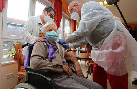 Almanya için tarihi görüntü: BioNTech aşısı ilk olarak 101 yaşındaki kadına yapıldı