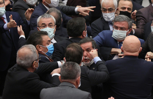 Meclis'te yılın son oturumunda yumruklu kavga!