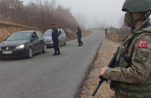 Türk askeri Kosova polisi ile Sırbistan sınırında ortak yol kontrolüne başladı