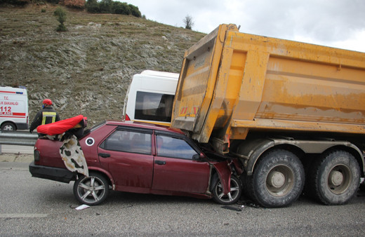 Manisa'da kayganlaşan yolda duramadılar! 3 araç birbirine girdi