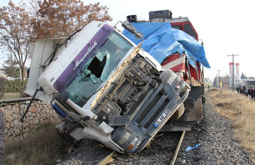 Elazığ'da tren TIR'a çarptı 100 metre sürükledi: Çok sayıda yaralı var