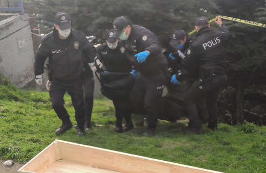 Bağcılar'da boş arazide erkek cesedi bulundu