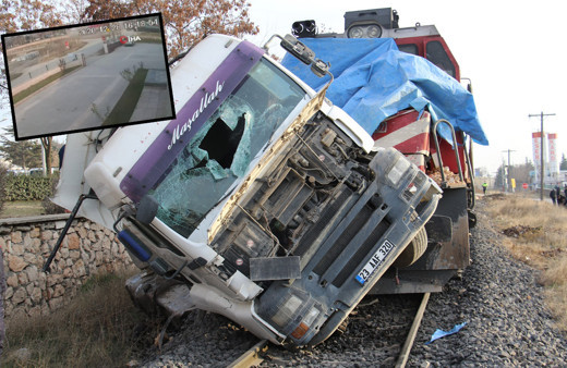 Elazığ'da feci tren kazasının görüntüsü ortaya çıktı! TIR'ı 100 metre sürükledi